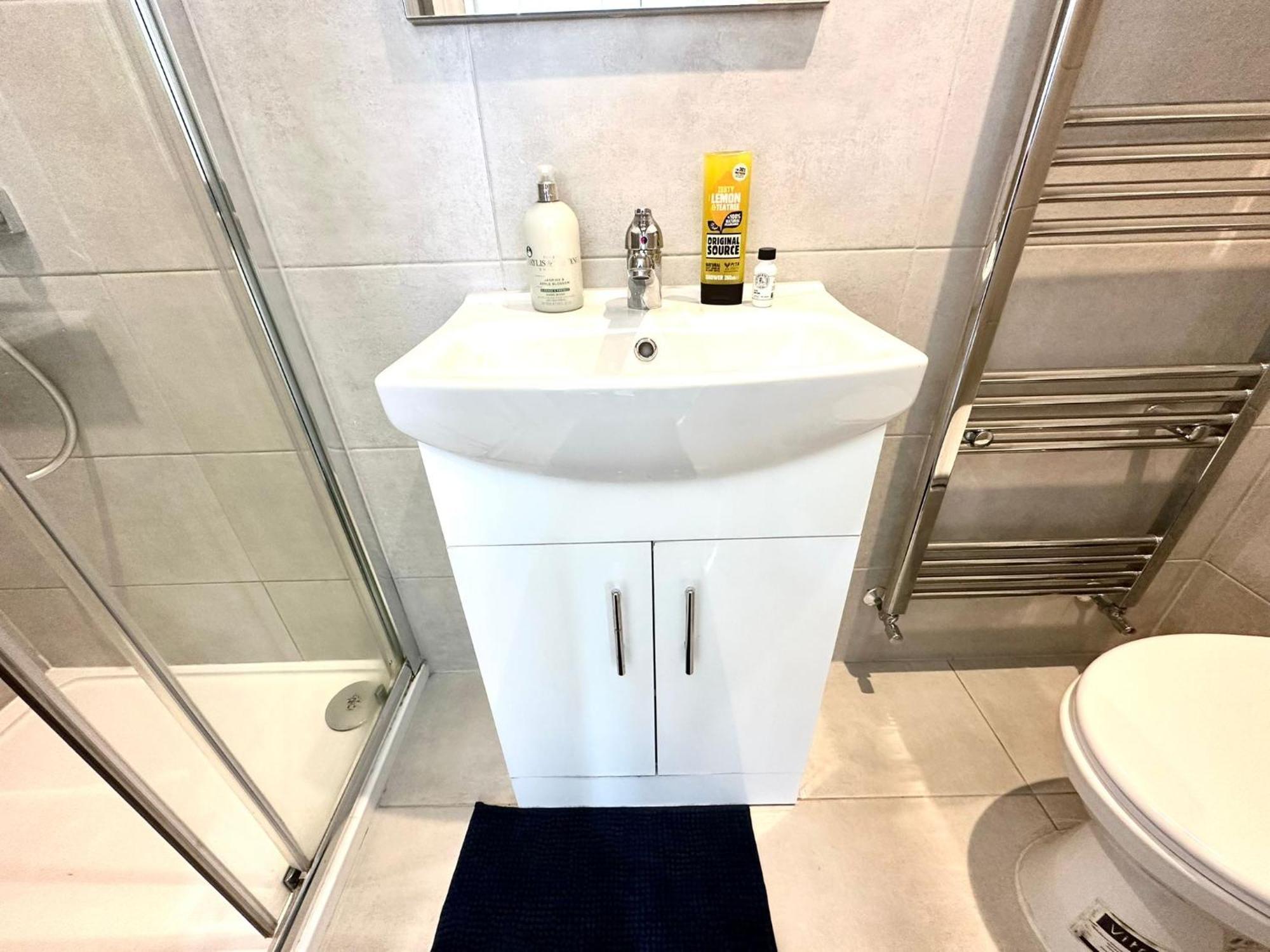 Unique Modern, Private Apartment,15 Mins To Central London هيندون المظهر الخارجي الصورة