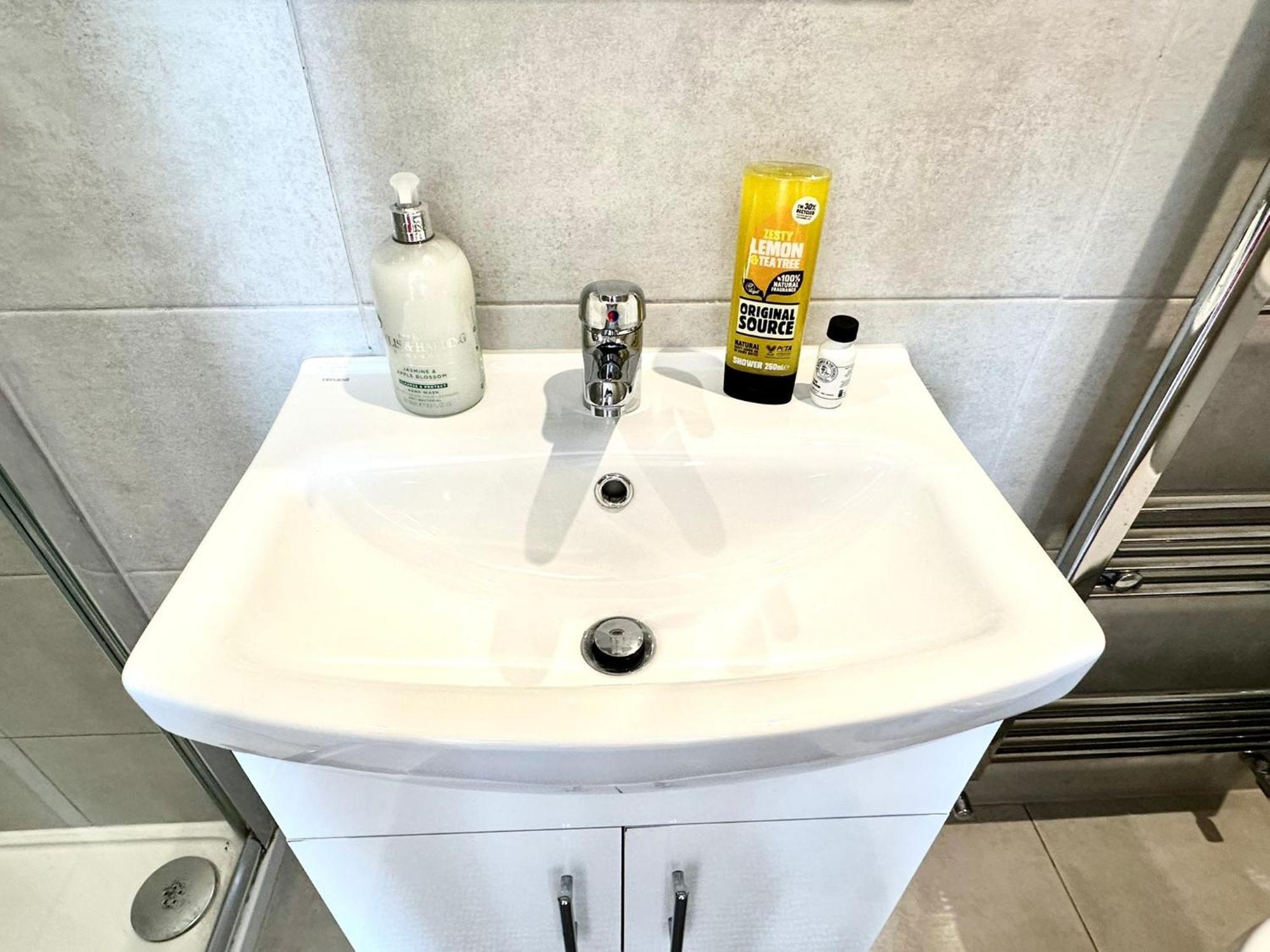 Unique Modern, Private Apartment,15 Mins To Central London هيندون المظهر الخارجي الصورة